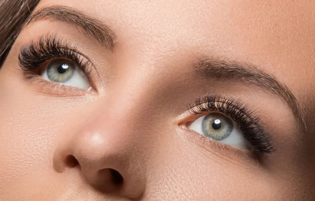 Avec extensions de cils