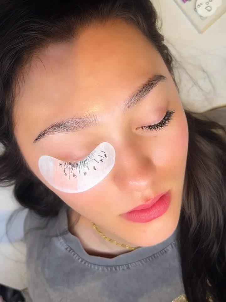 Pose cil à cil en cours de réalisation par Nataliia, avec un patch sous un œil
