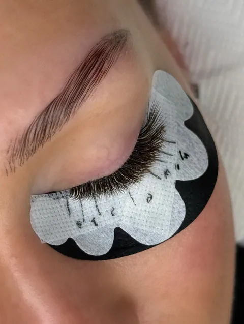 Détail d’une pose en courbure L avec un patch sous l’œil
