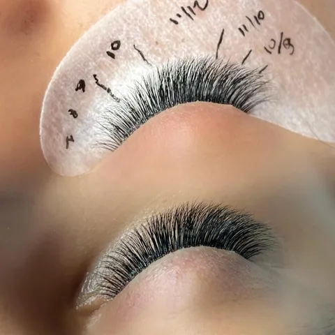 Deux vues d’une pose d’extensions 2D effet naturel