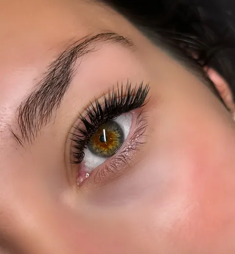Extensions de cils effet mouillé sur un œil ouvert