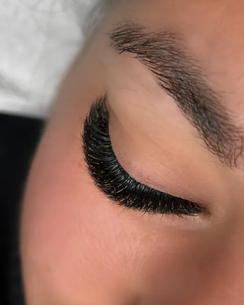 Détail de la ligne des cils après une pose d’extensions